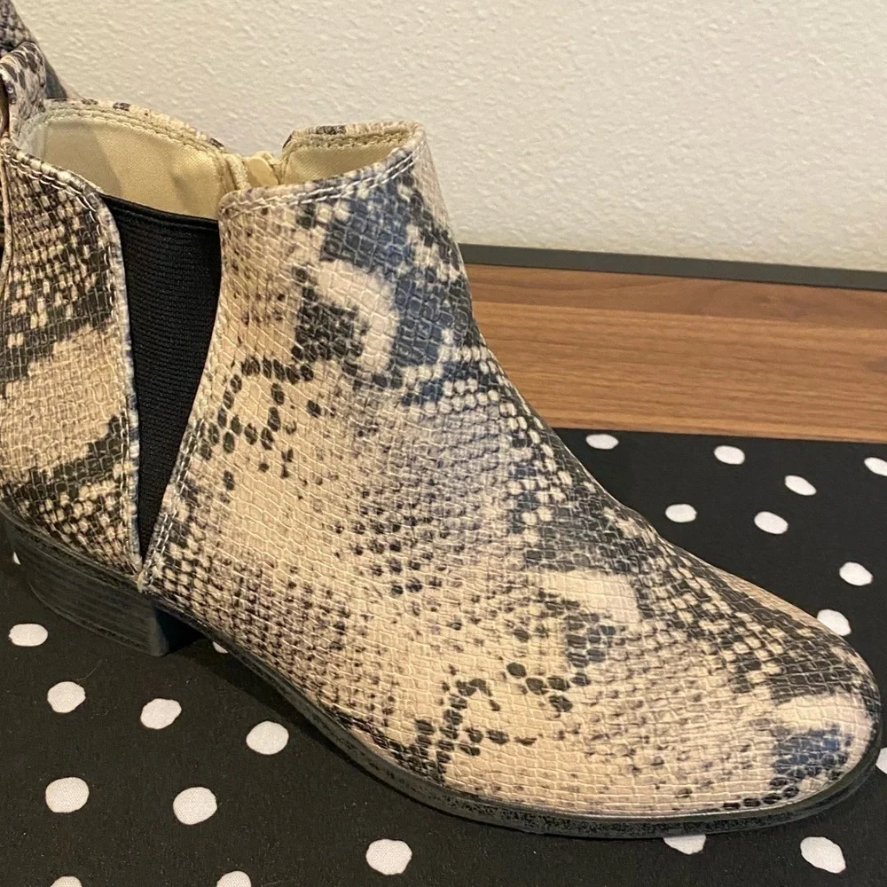 SNAKE Print Boots Size 8 Chelsea Bootie Size Zip Tan Black
